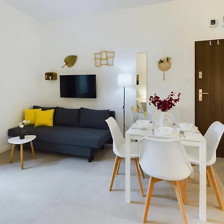 Studios With Parking And Garden Near Warsaw Chopin Airport By Noclegi Renters Zewnętrze zdjęcie