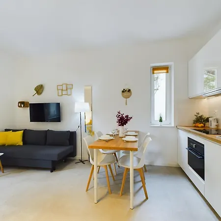 Studios With Parking And Garden Near Warsaw Chopin Airport By Noclegi Renters Zewnętrze zdjęcie