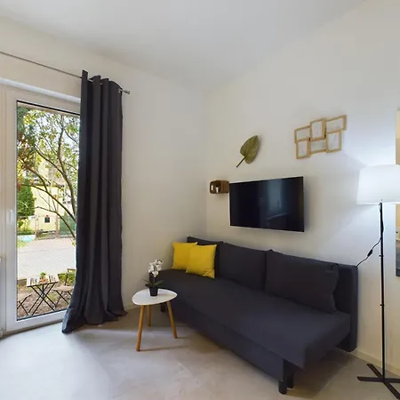 Studios With Parking And Garden Near Warsaw Chopin Airport By Noclegi Renters Zewnętrze zdjęcie