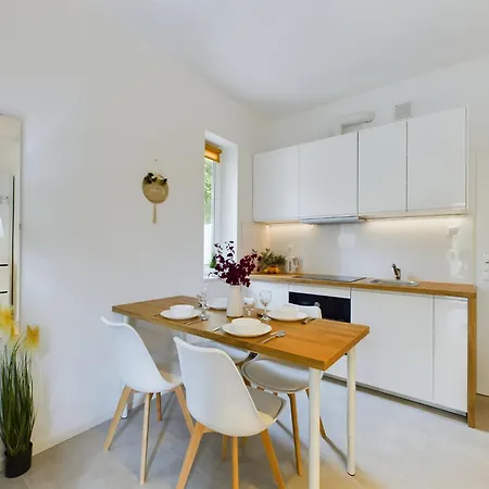 Studios With Parking And Garden Near Warsaw Chopin Airport By Noclegi Renters Zewnętrze zdjęcie
