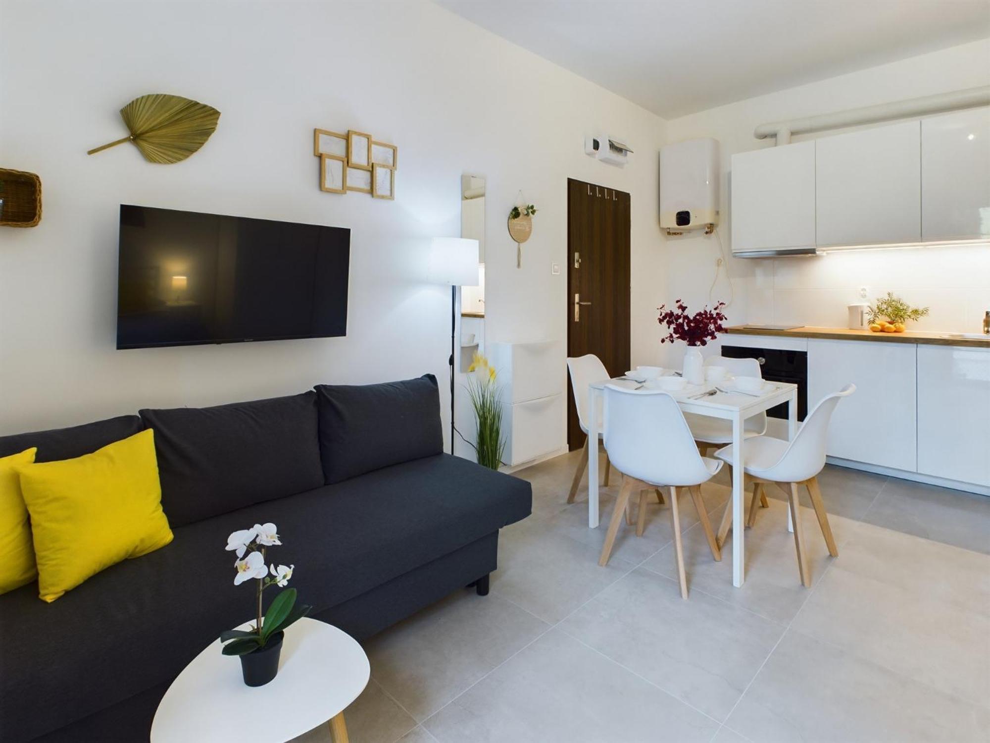 Apartment With Parking And Garden Near Chopin Airport By Renters *