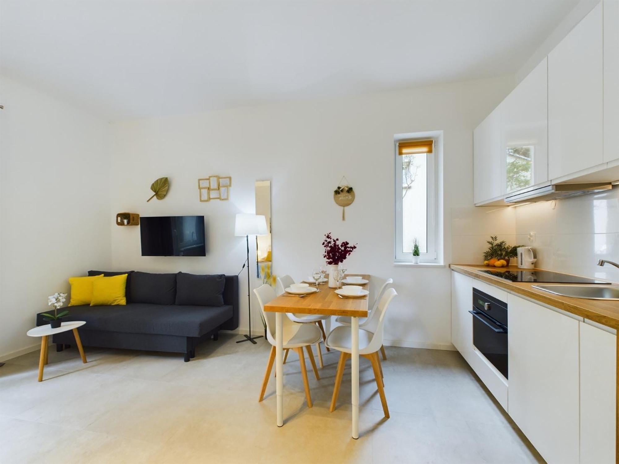 Apartment With Parking And Garden Near Chopin Airport By Renters *