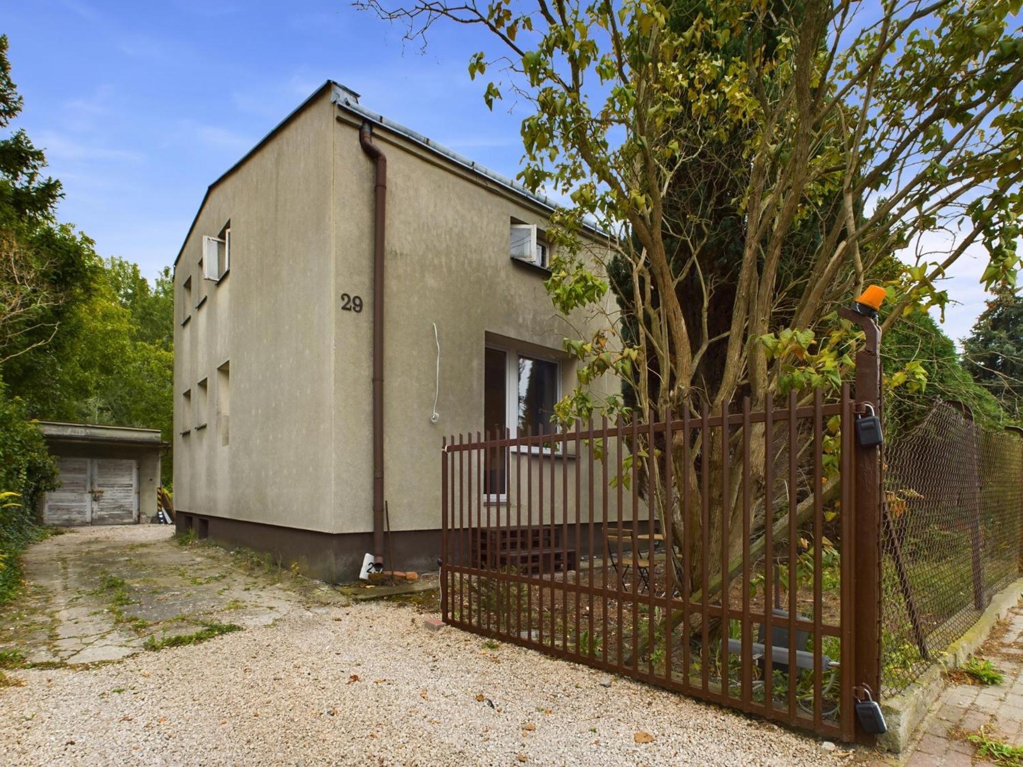 With Parking And Garden Near Chopin Airport By Renters Apartment